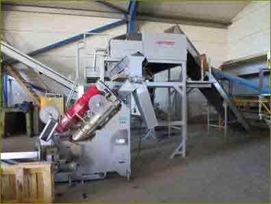 Multi-head weigher with a clipper 